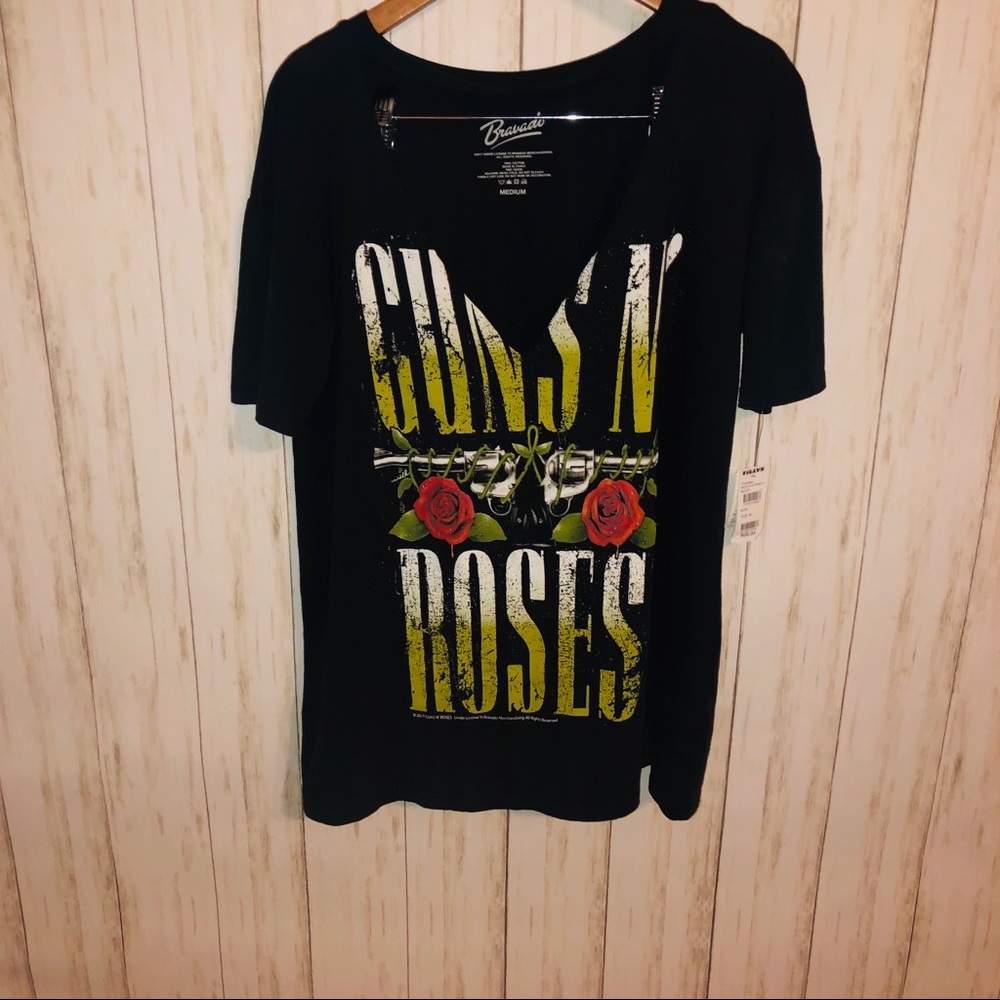 Tillys Guns N Roses v neck t with collar NWT Med